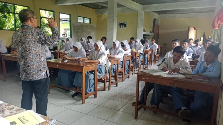 Tim Universitas Pertiwi Mengadakan TOEFL Prediction di SMK Gema Kasa