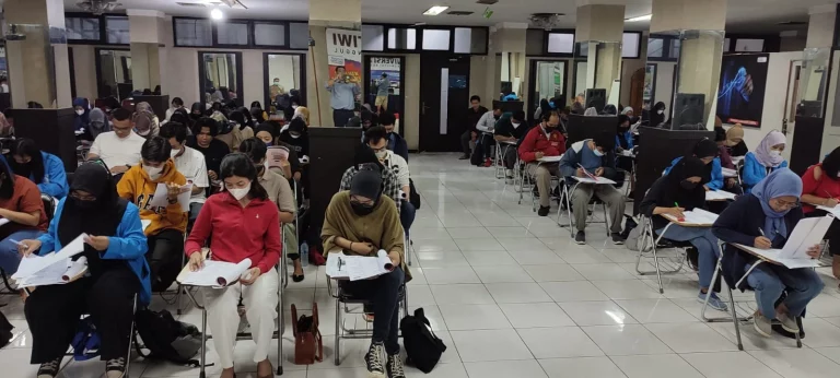 Penyelenggara kegiatan test TOEFL bagi Mahasiswa Unperti