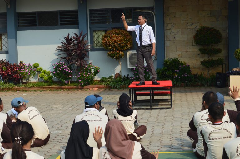 Seminar: Create Positive Energy Through Public Speaking di SMK Taruna Bhakti